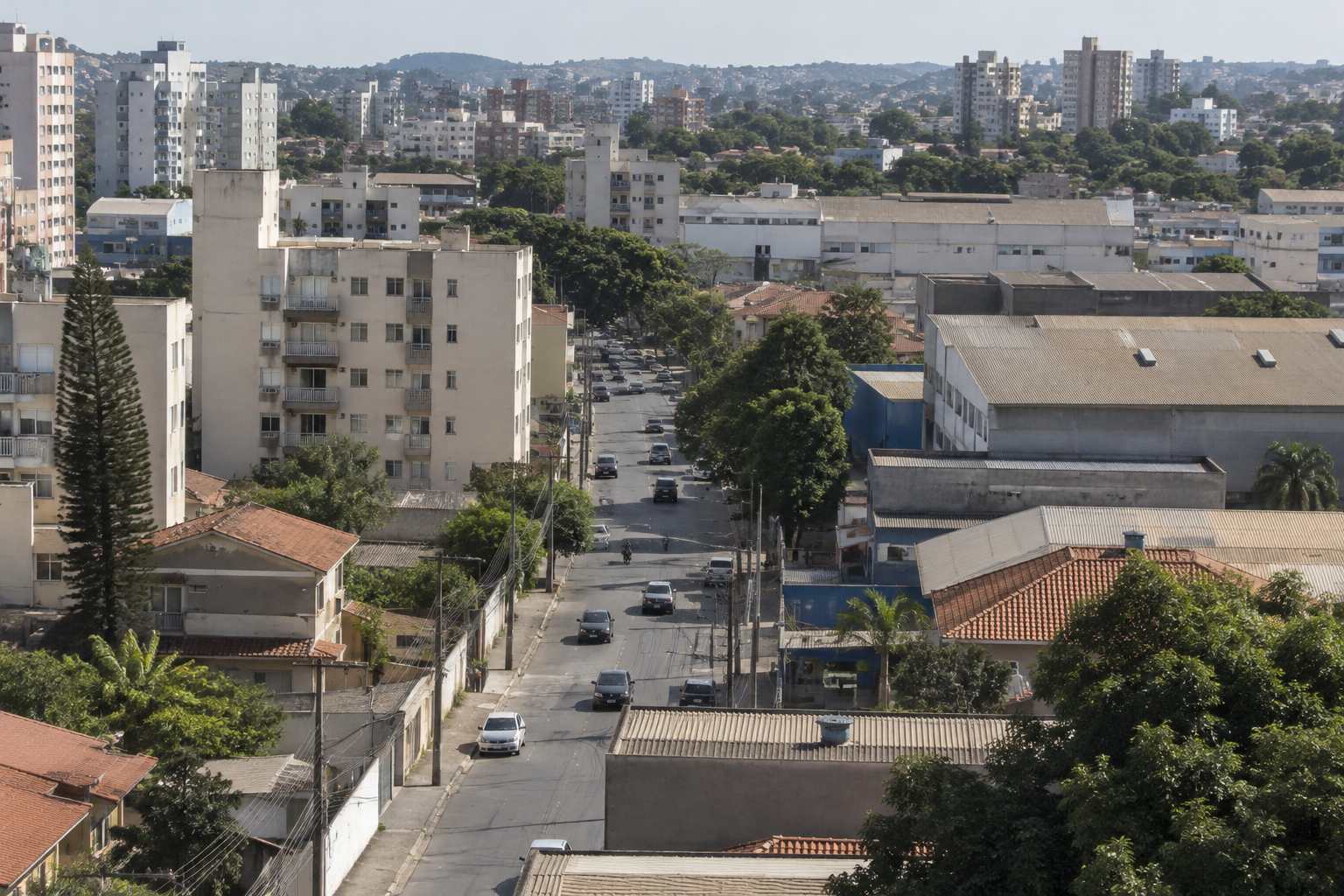 Paisagem urbana ilustrativa de uma cidade mineira, com moradias, imóveis comerciais, galpões ao fundo e veículos na rua.
